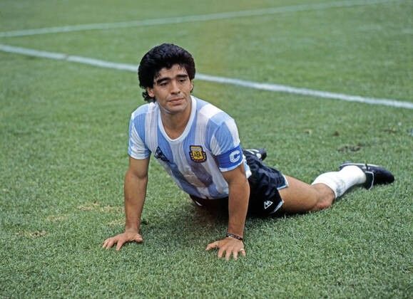 Bongkar Prestasi dan Kontroversi Diego Maradona yang Menggemparkan Dunia!