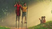 Egrang Tradisional, Mainan Anak Zaman Dulu yang Kembali Ngetren