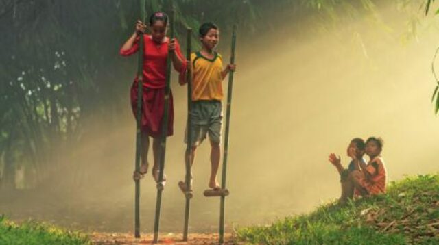 Egrang Tradisional, Mainan Anak Zaman Dulu yang Kembali Ngetren